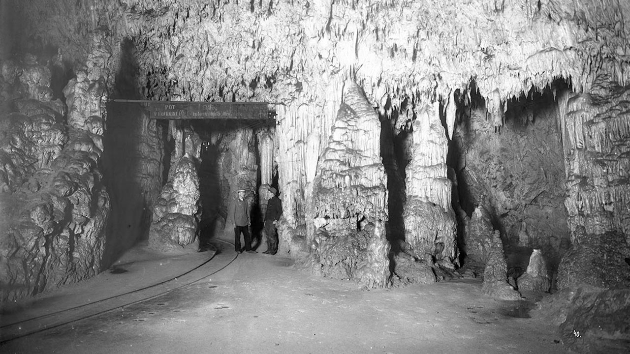 1909 Vodniki in vozniki vlakcev na poti skozi Postojnsko jamo Antonin Dvorak