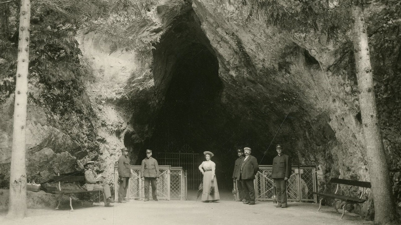 1912 Vodniki z obiskovalci in predstavniki protokola pred vhodom v Postojnsko jamo