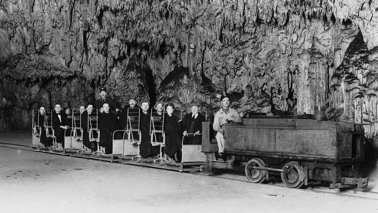 1923 Jamski vodnik s skupino gostov na vlakcu Postojnske jame