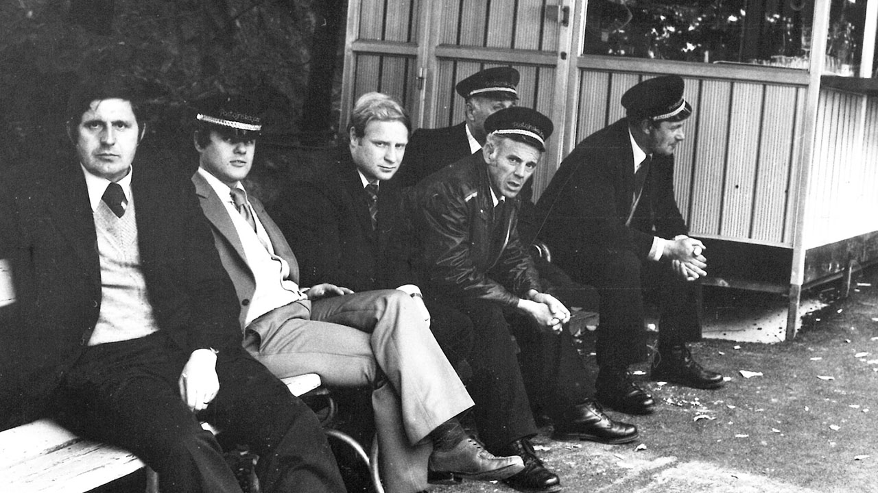 1970 Vodniki in vozniki vlakca Postojnske jame med pavzo
