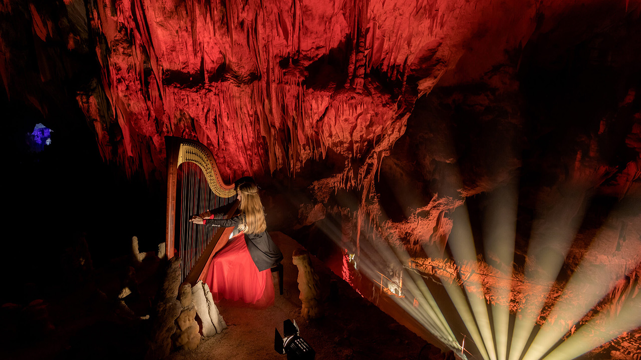 Dvorane Postojnske jame so preplavili zvoki harfe.