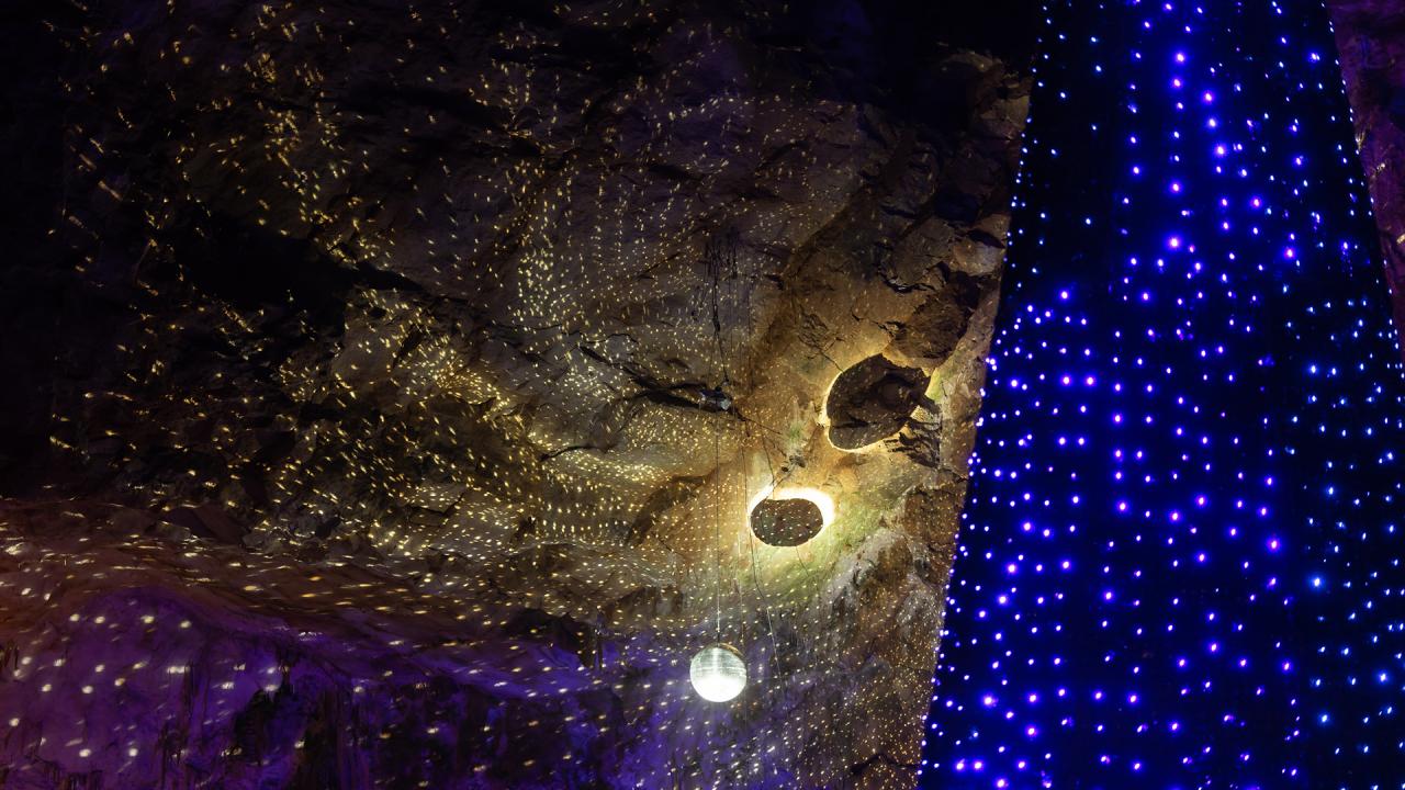 07 V Postojnski jami so prizgane lucke na jelki in iskrice v oceh. Foto Ziga Intihar