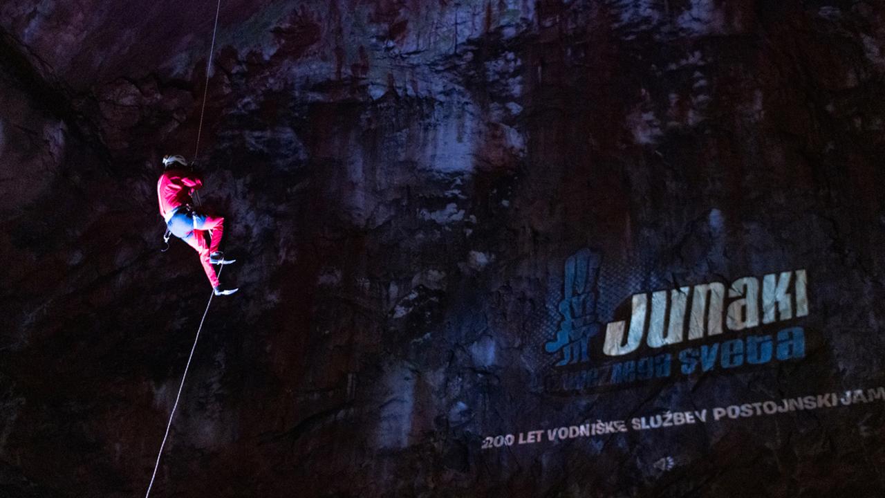Spektakel vrvnega plezanja v Koncertni dvorani Postojnske jame. Foto Valter Leban