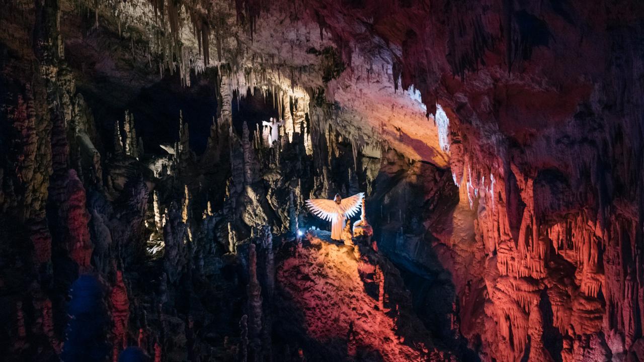 03 Velicastni in nevsakdanji prizori Bozicne pravljice v Postojnski jami.