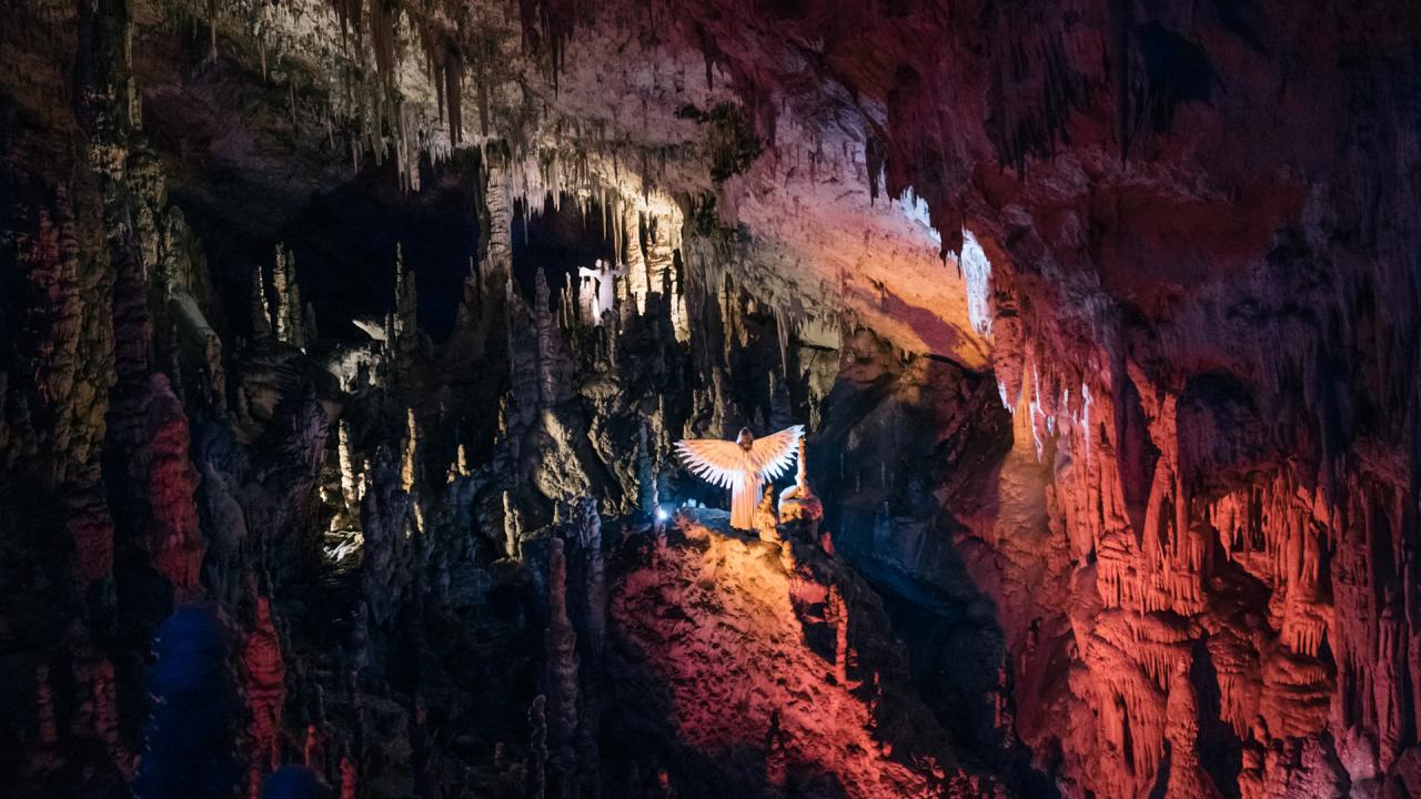 03 Velicastni in nevsakdanji prizori Bozicne pravljice v Postojnski jami.