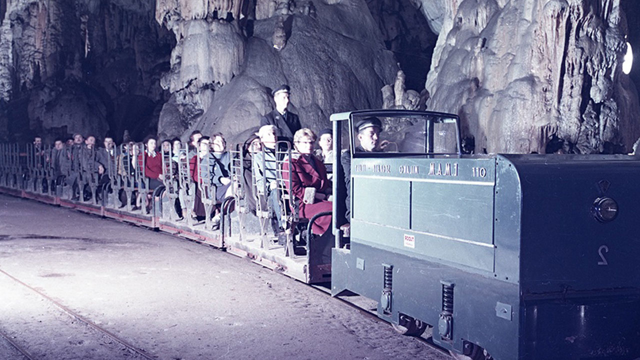 1957 Ponosni vodnik in sofer prve elektricne lokomotive EMAM