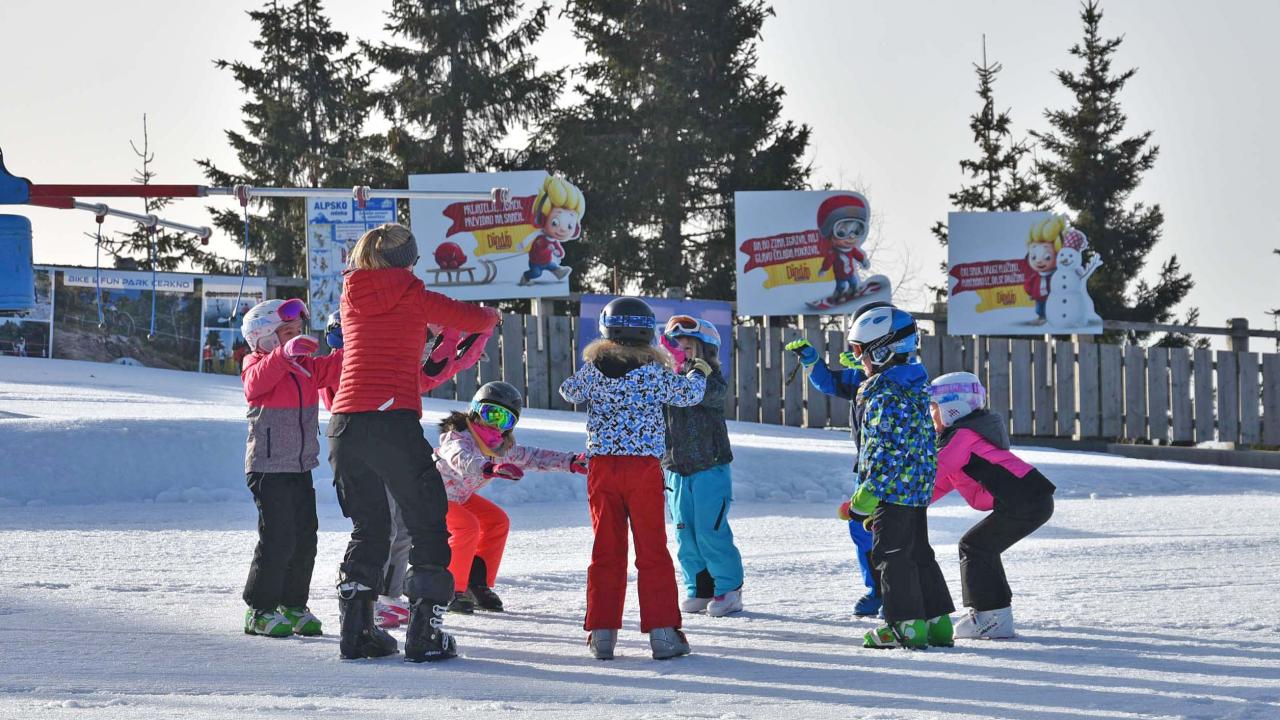 05 K nam prihajajajo tako domaci klubi in sole kot tisti iz tujine. FOTO Smucisce Cerkno