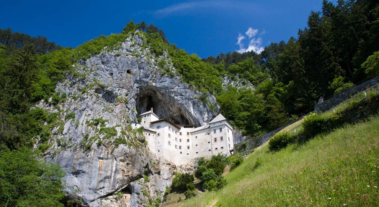 Predjamski grad park postojnska jama dobrodo li na uradni spletni