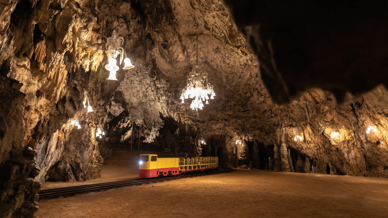 01 Po 43 letih smo popolnoma prenovili vozni park Postojnske jame