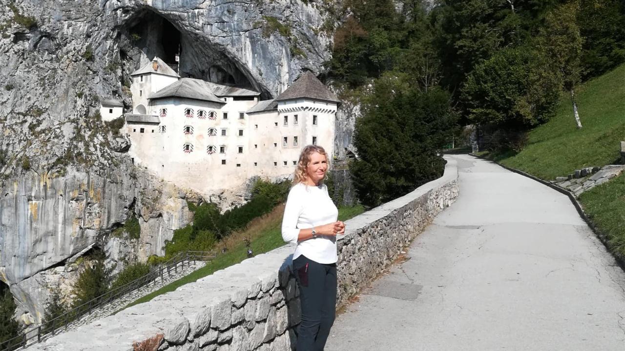 05 Durante le riprese nel castello di Predjama fermata dai fan