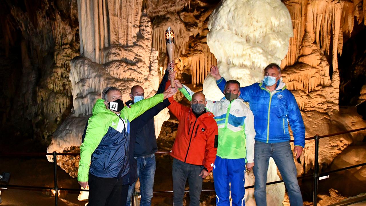 01 Slovenska olimpijska bakla je prvic zazarela v podzemlju v Postojnski jami.