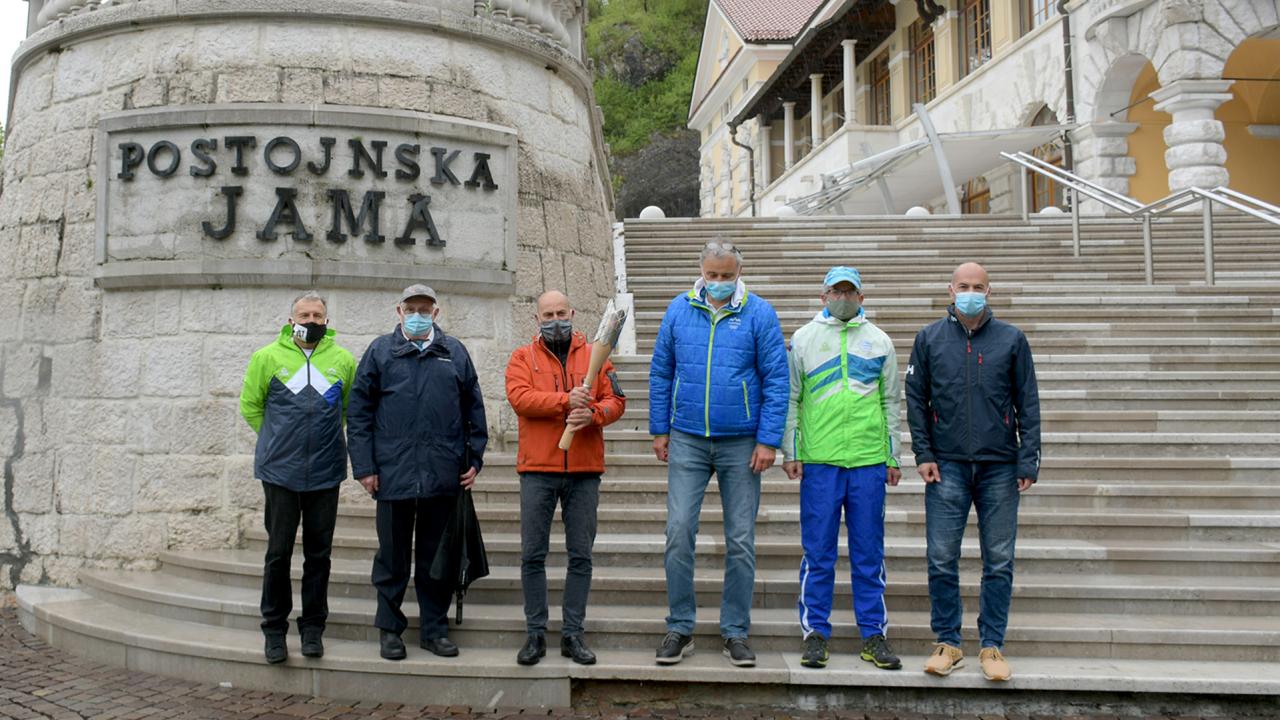 03 Olimpioniki in prihod slovenske bakle v Postojnsko jamo.