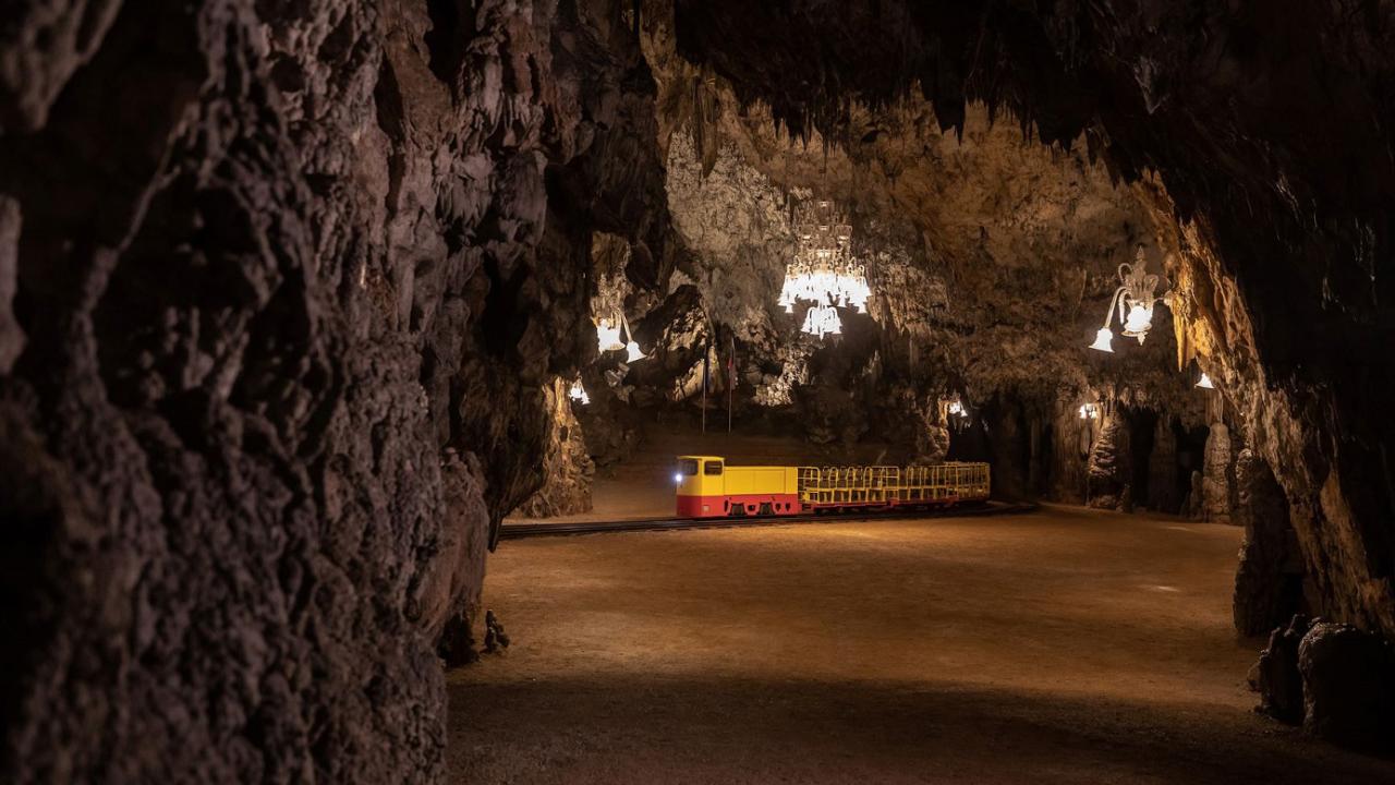 01 V Postojnsko jamo bo po 231 dneh ponovno zapeljal jamski vlakec.