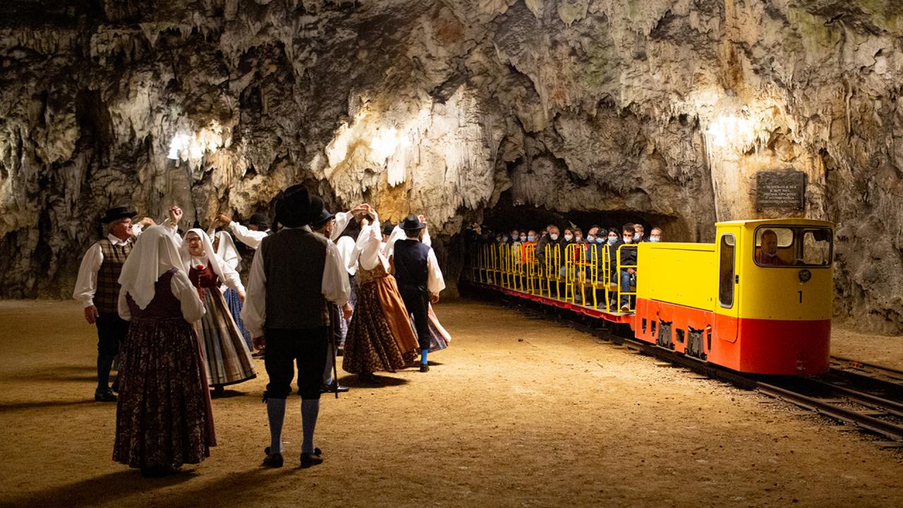 01 Danes se je v Postojnsko jamo zapeljala 40 milijonta obiskovalka.
