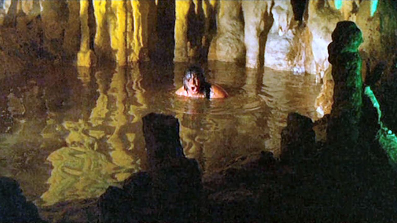10 V Otosko jamo so za posamezne prizore morali pripeljati bazen tople vode.