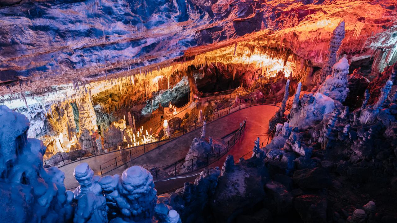 04 Bozicna pravljica vkljucuje ogled celotnega turisticnega dela jame in predstavo