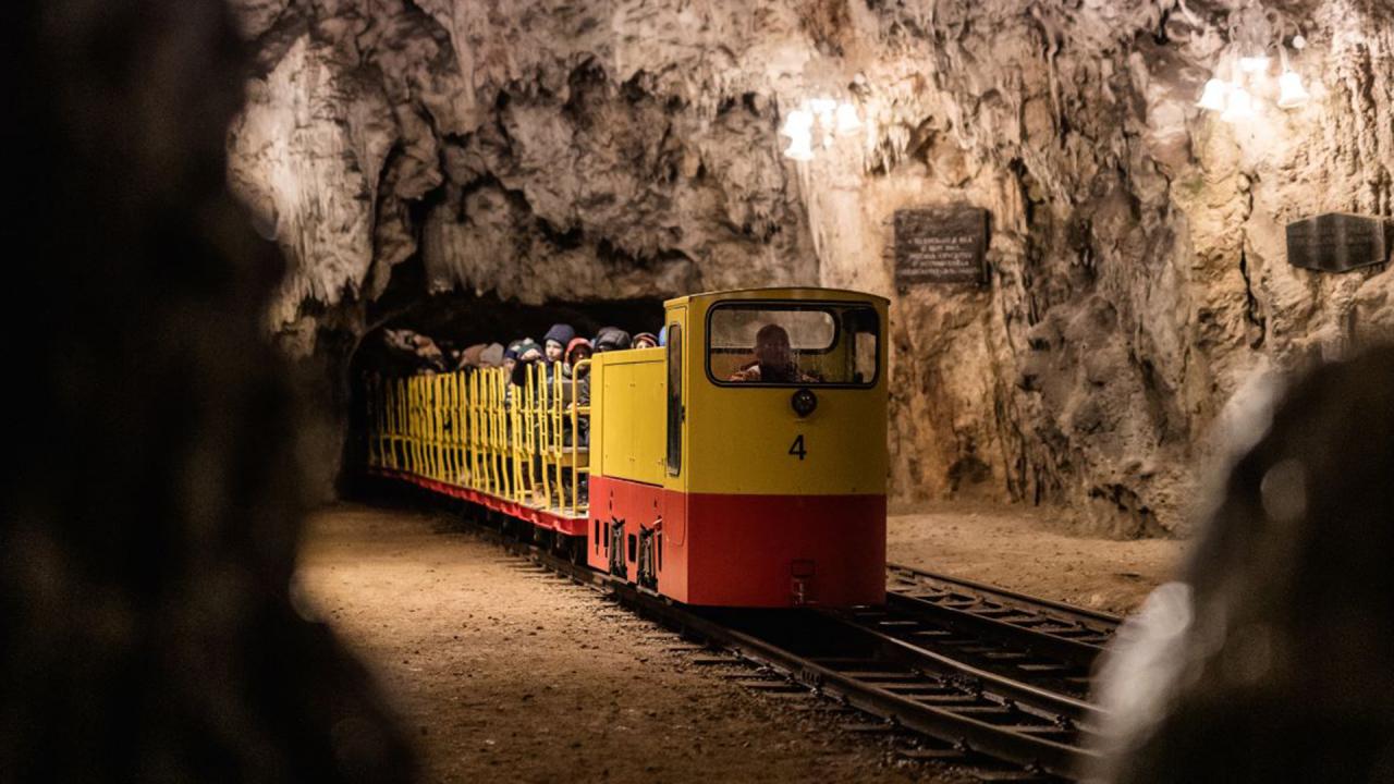 05 Del najlepsega praznicnega dozivetja je tudi voznja z jamskim vlakcem