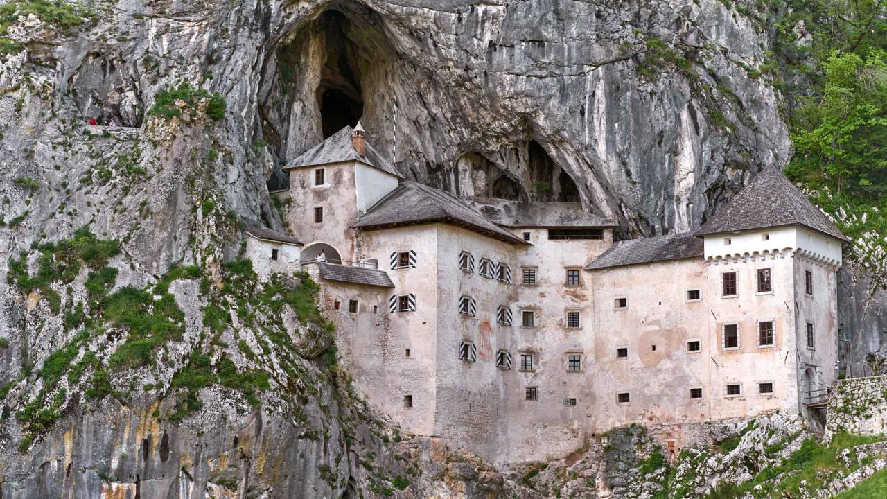 04 Predjama Castle rocks