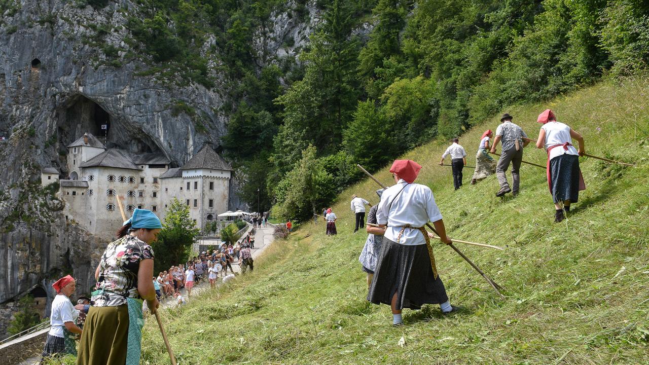 21 Grass mowing in old way