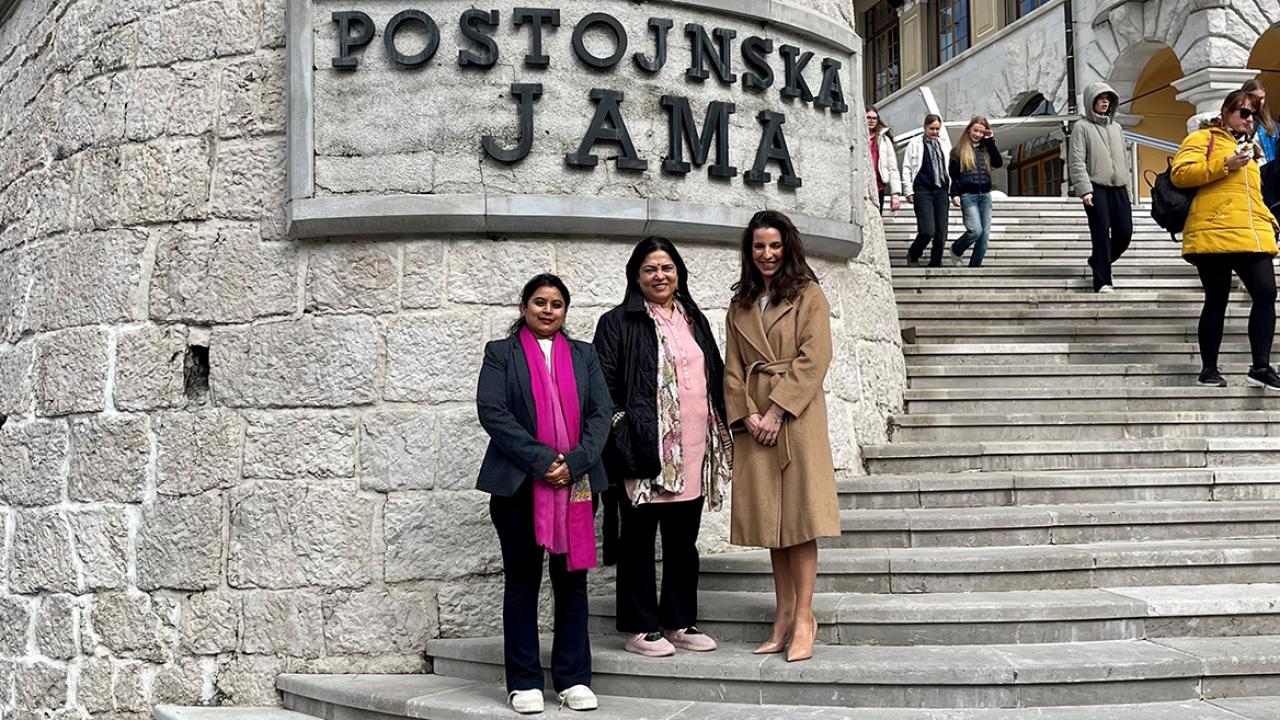 01 Ministrica nj. eksc. Meenakashi Lekhi H.E. Ms. Namrata S. Kumar in predstavnica Postojnske jame Kaja Batagelj