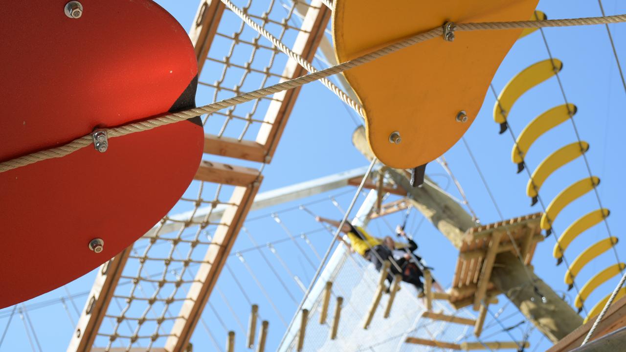 06 Adrenalinski park ponuja gozdno avanturo s 40 zabavnimi preprekami. Foto Postojnska jama d. d.