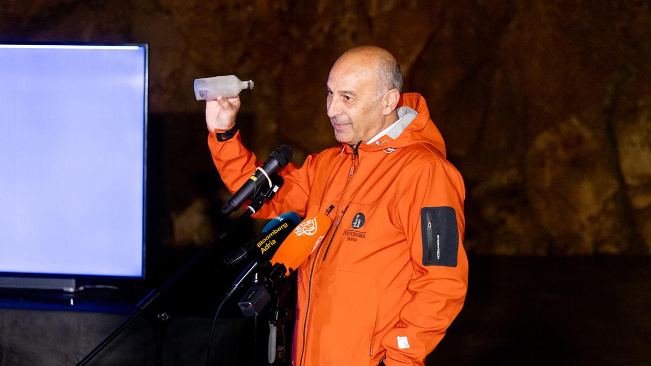 Marjan Batagelj z zasigano steklenico na katero so jamski vodniki naleteli med ciscenjem Postojnske jame. Foto Valter Leban