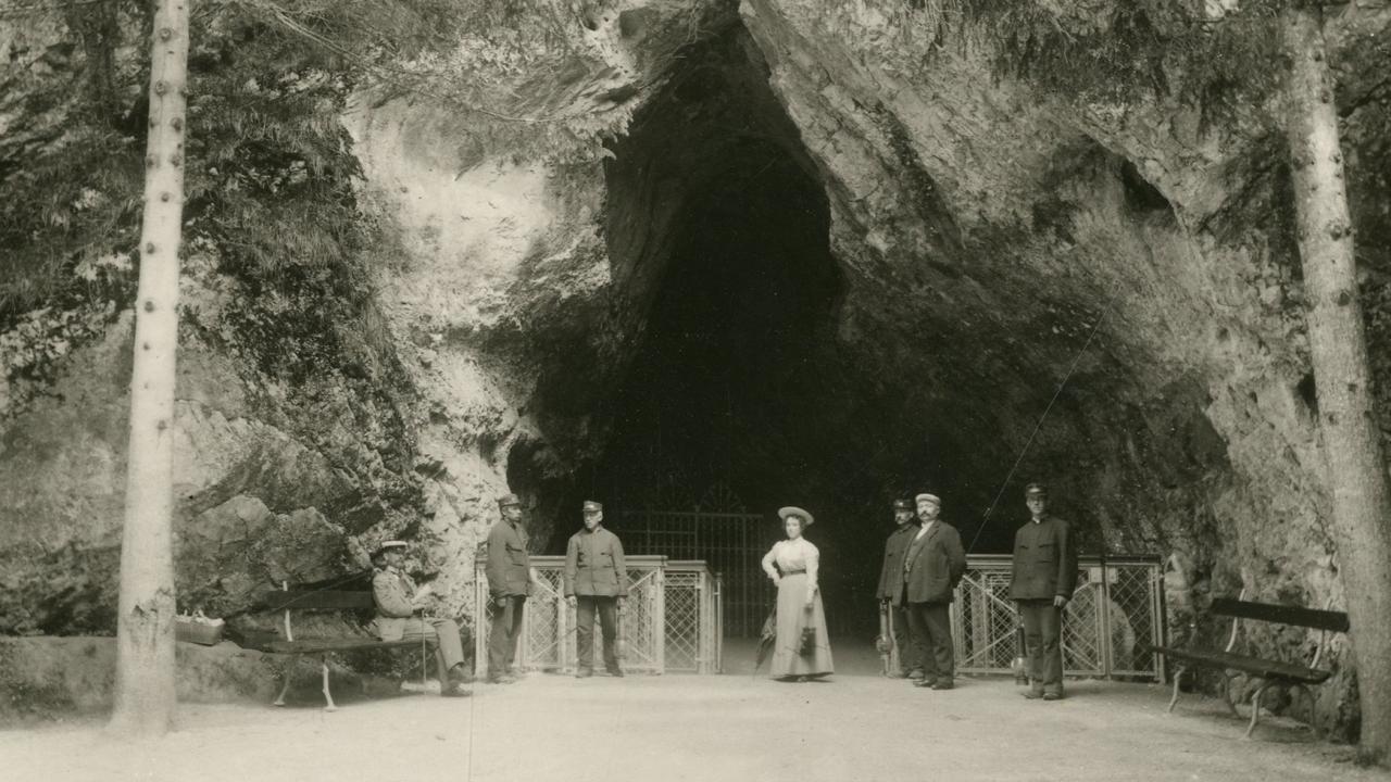 Prve enotne uniforme so jamski vodniki v Postojnski jami dobili leta 1852. Arhiv Postojnska jama