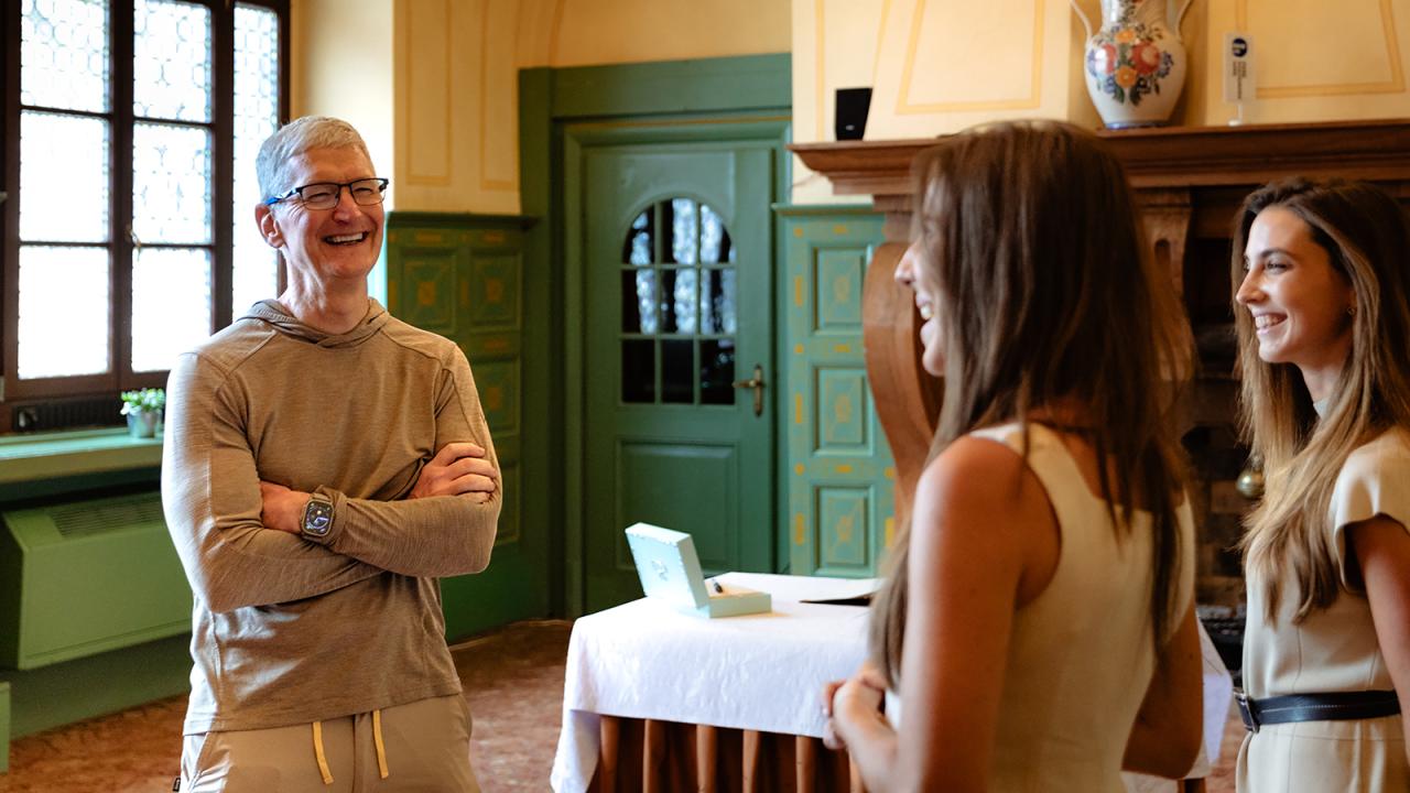 07 Tim Cook ob sproscenem klepetu z direktoricama Postojnske jame d.d. Kajo in Lano Batagelj. Foto L. Lisjak Postojnska jama d.d.