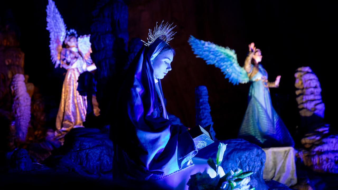 Annunciation to Mary. Living nativity in Postojna Cave 2025. Photo Valter Leban