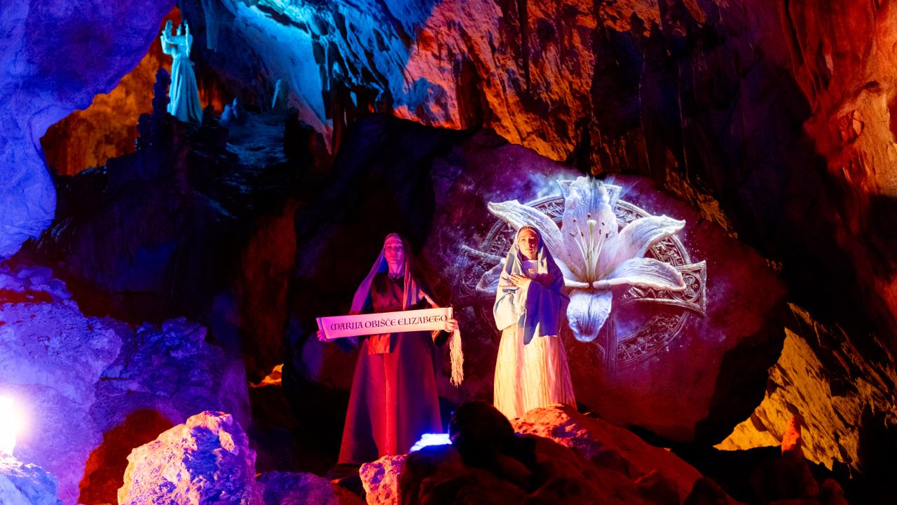 Mary visits Elisabeth. Living nativity in Postojna Cave 2025. Photo Valter Leban