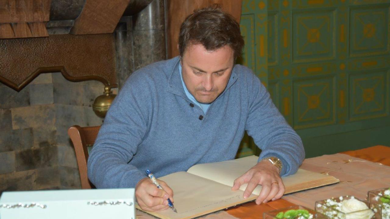 bettel-book-signing.jpg