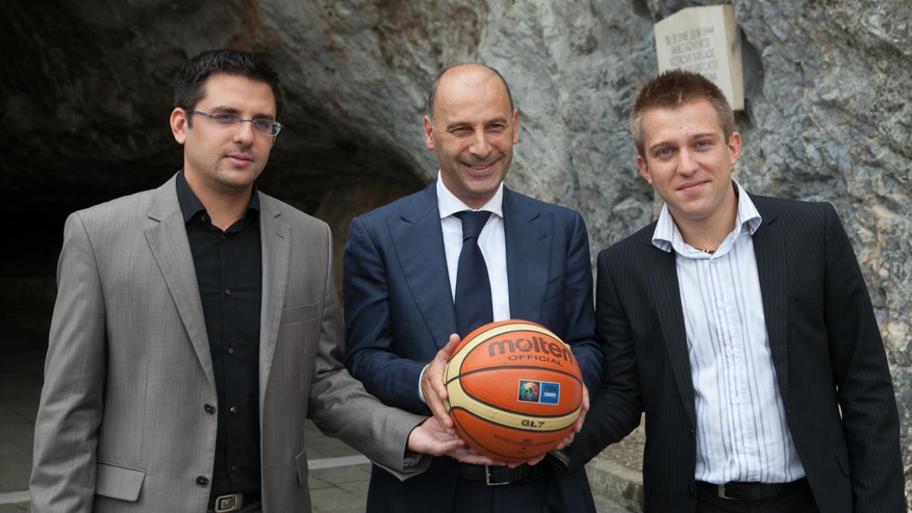 zrebanje-za-eurobasket-2013-bo-v-postojnski-jami-1.JPG